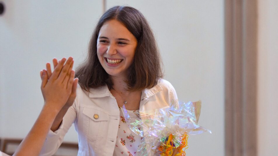 Die Jahrgangsbeste Livia Hardegger lässt sich feiern.